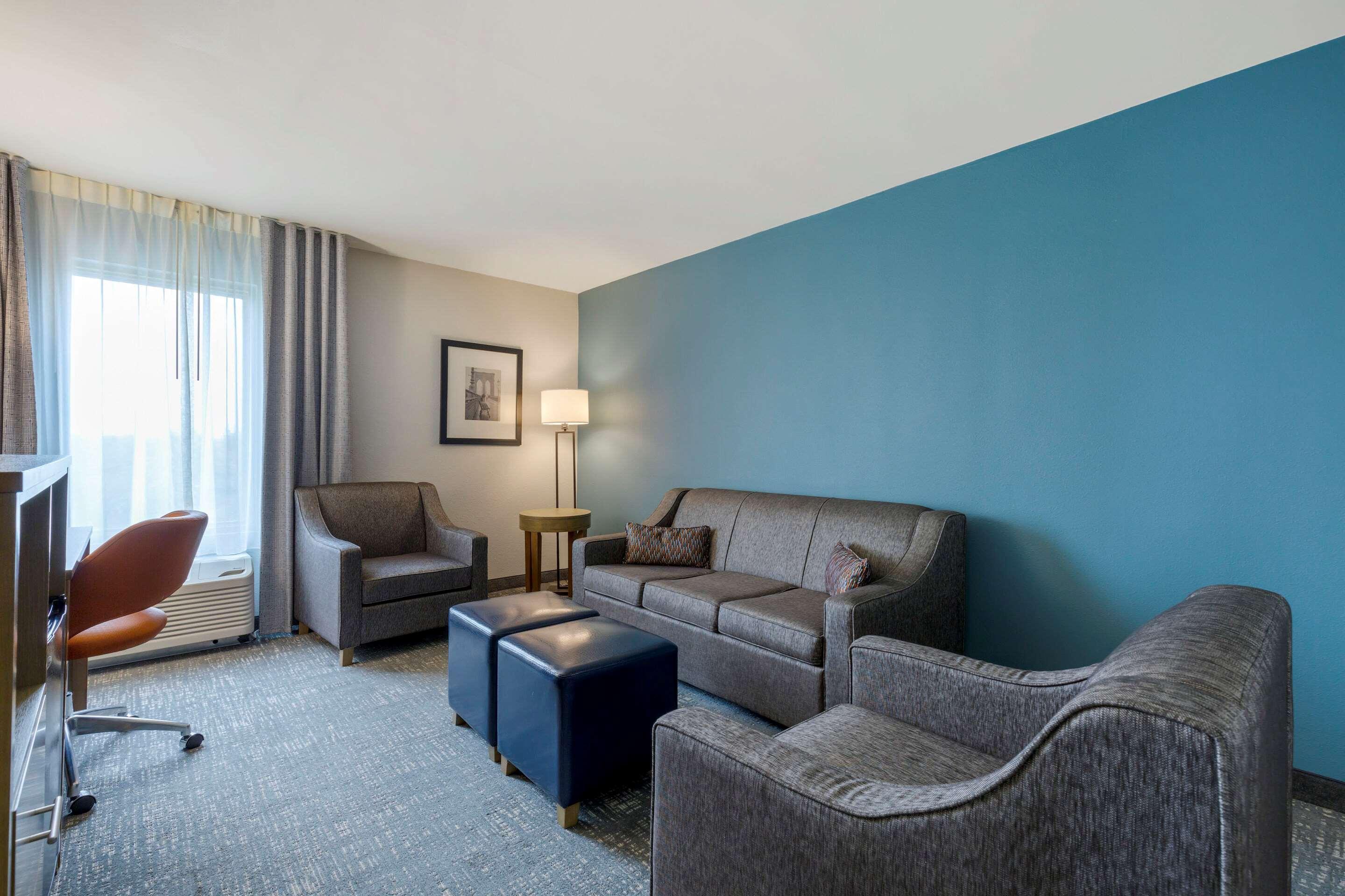 Comfort Inn & Suites Alexandria West エクステリア 写真
