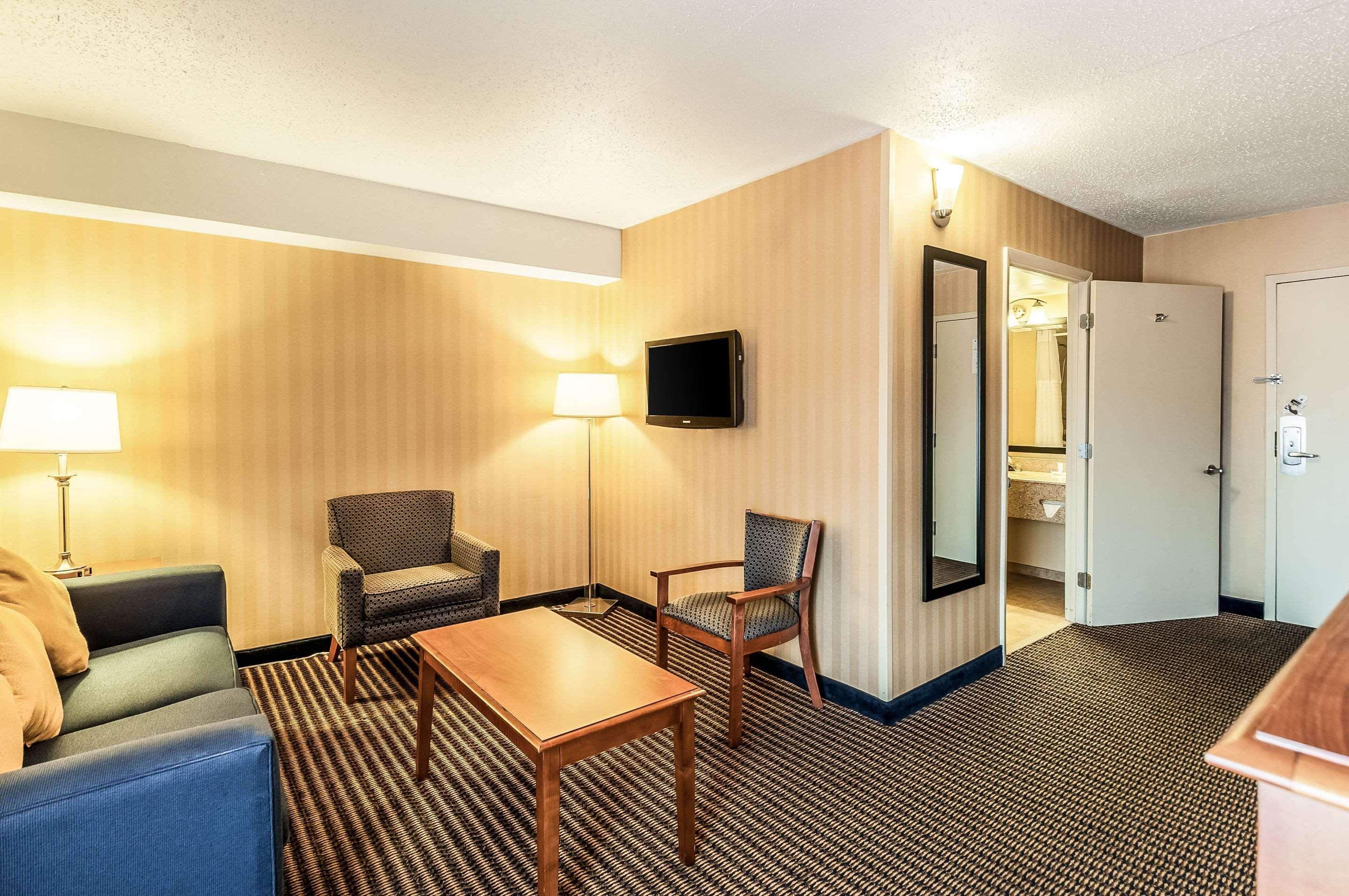 Comfort Inn & Suites Alexandria West エクステリア 写真